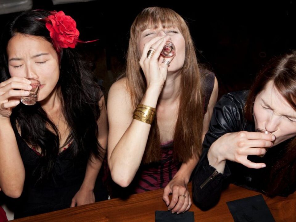 Per combattere l'alcolismo, una donna ha bisogno di interrompere le relazioni con gli amici da bere