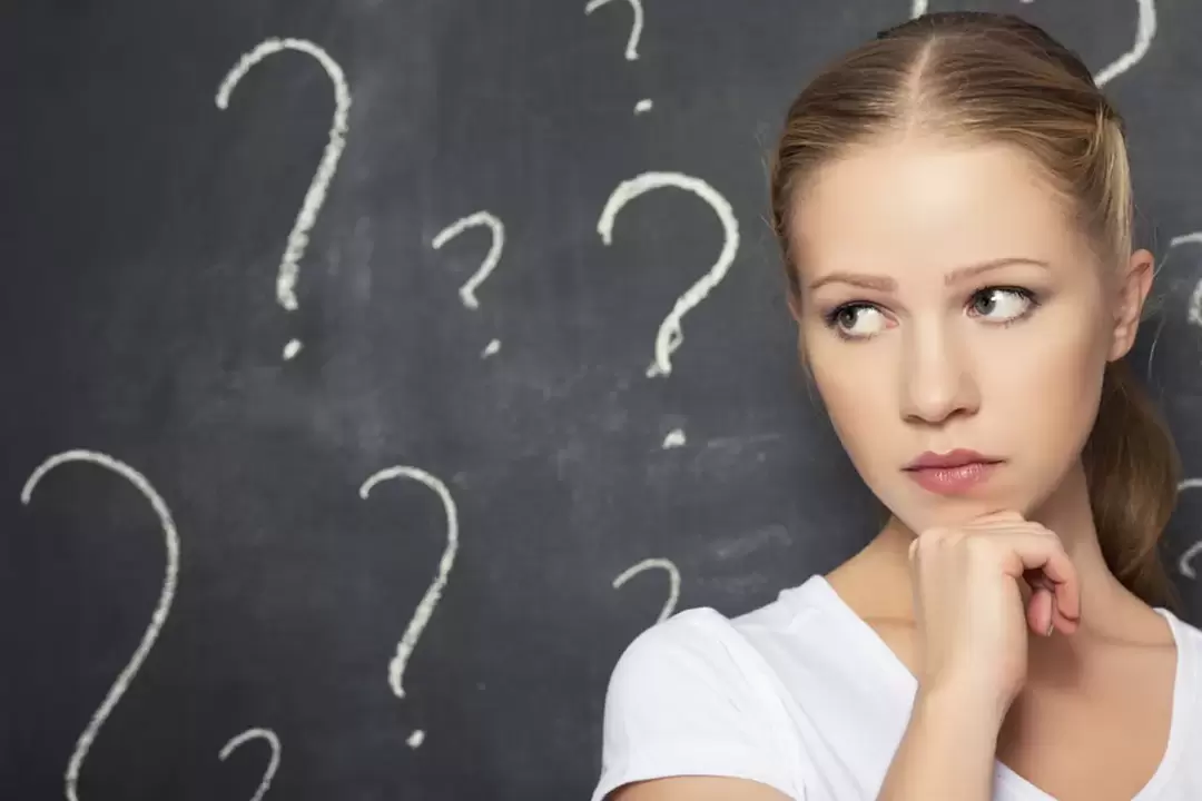 la ragazza pensa di combinare l'alcol con gli antibiotici