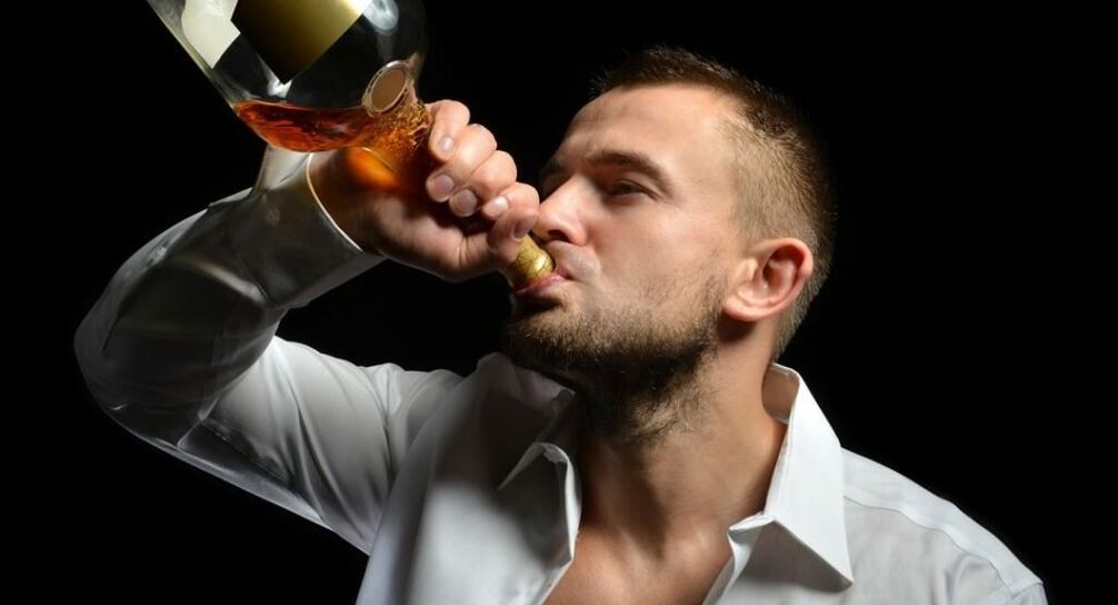 l'uomo beve whisky quali sono le conseguenze 