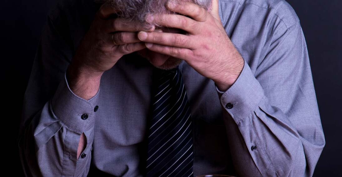 Un uomo che vuole liberarsi dalla dipendenza dall'alcol